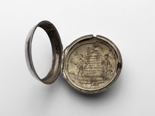 Zilveren horloge met zilveren buitenkant en op het uurwerk een gegraveerde wijzerplaat